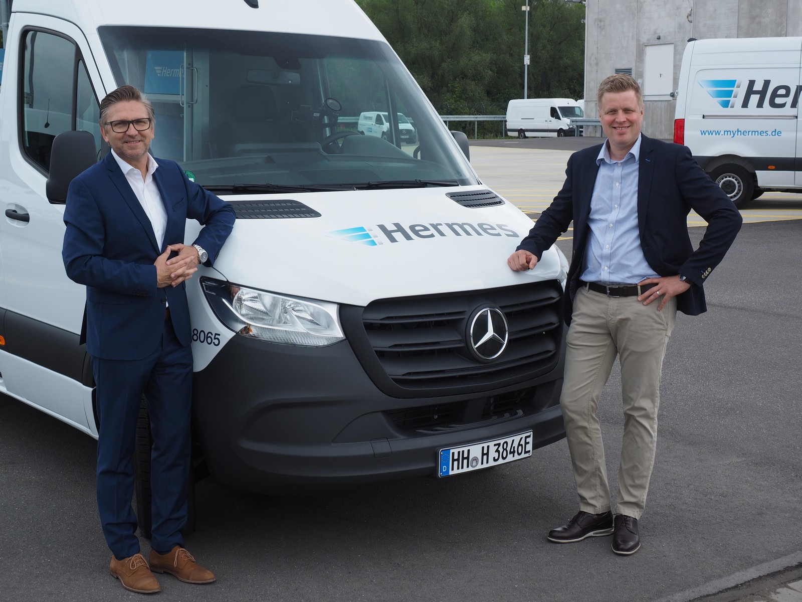 Marco Schlüter, Chief Operations Officer bei Hermes Germany (l.) übernimmt die ersten 15 E-Sprinter von Olaf Lubenau, Leiter Key-Account Management Mercedes-Benz Vans Vertrieb beim MercedesBenz Vertrieb Deutschland.