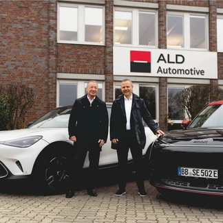 ALD-Geschäftsführer Karsten Rösel (li.) mit Wolfgang Ufer, CEO Smart 