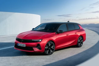 Der neue batterieelektrische Opel Astra Sports Tourer ist nun ab 36.564 Euro netto bestellbar.
