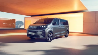 Peugeots Elektro-Busse E-Traveller & E-Expert Kombi bekommen einen neuen Kühlergrill, ein neues Inneres und Batterien mit bis zu 75 kWh. 