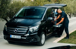 Werkstattvan von Mercedes-Benz: Service und kleinere Reparautren für elektrifizierte Modelle auch zu Hause.