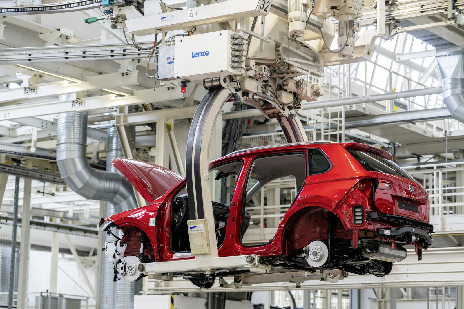 Fehlendes Material macht den Autoherstellern in Deutschland zu schaffen.