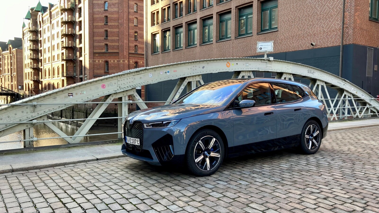 Schaut selbstbewusst in die Welt: BMWs großes Elektro-SUV iX. Ganz so kolossal wie auf Fotos wirkt der Bayer live aber nicht.