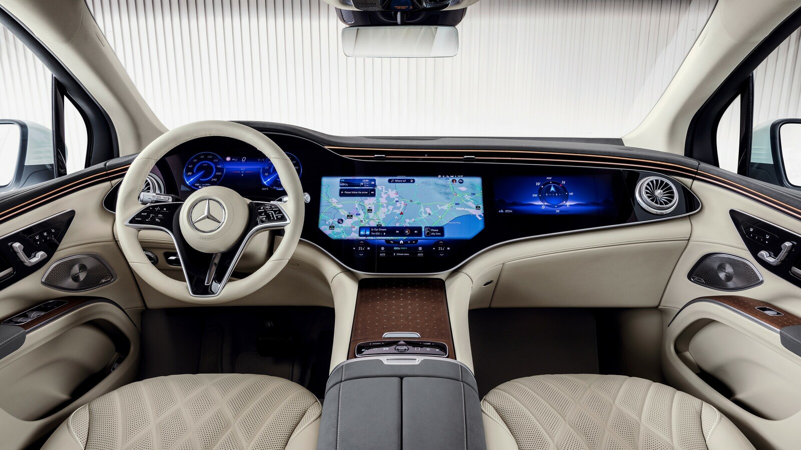 Cockpit aus der EQS Limousine, gegen Aufpreis auch mit dem Hyperscreen-Vollbildschirm über die gesamte Innenraumbreite,