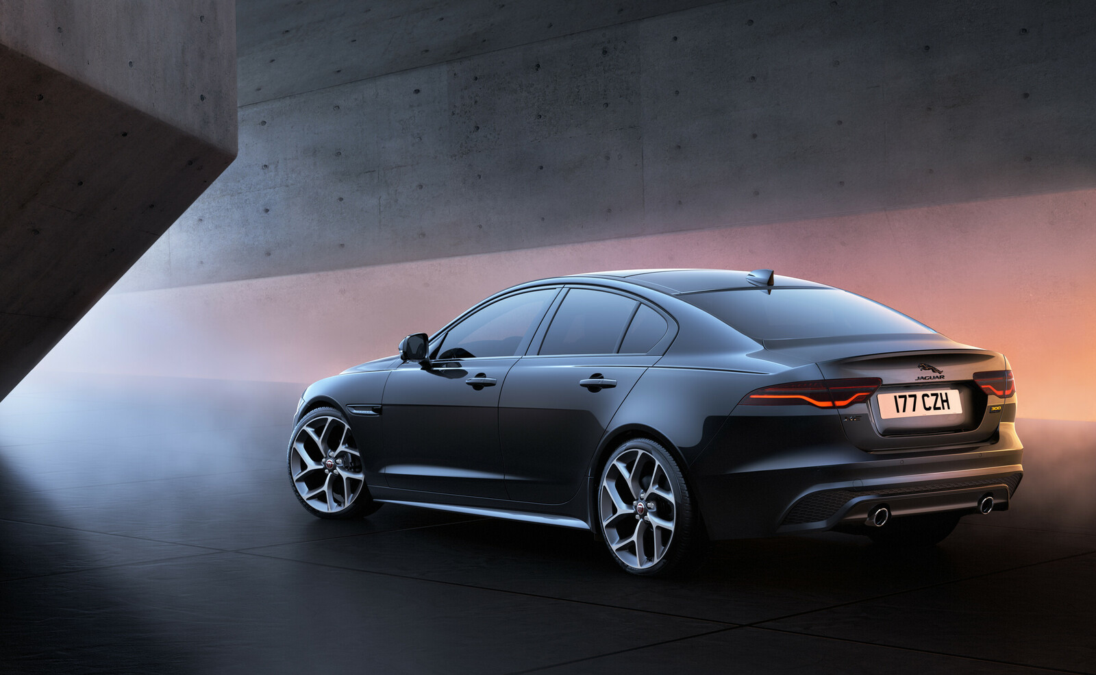Mit leichten optischen Änderungen und einem neuen Sportpaket schärft Jaguar seine XE- und XF-Modelle nach.