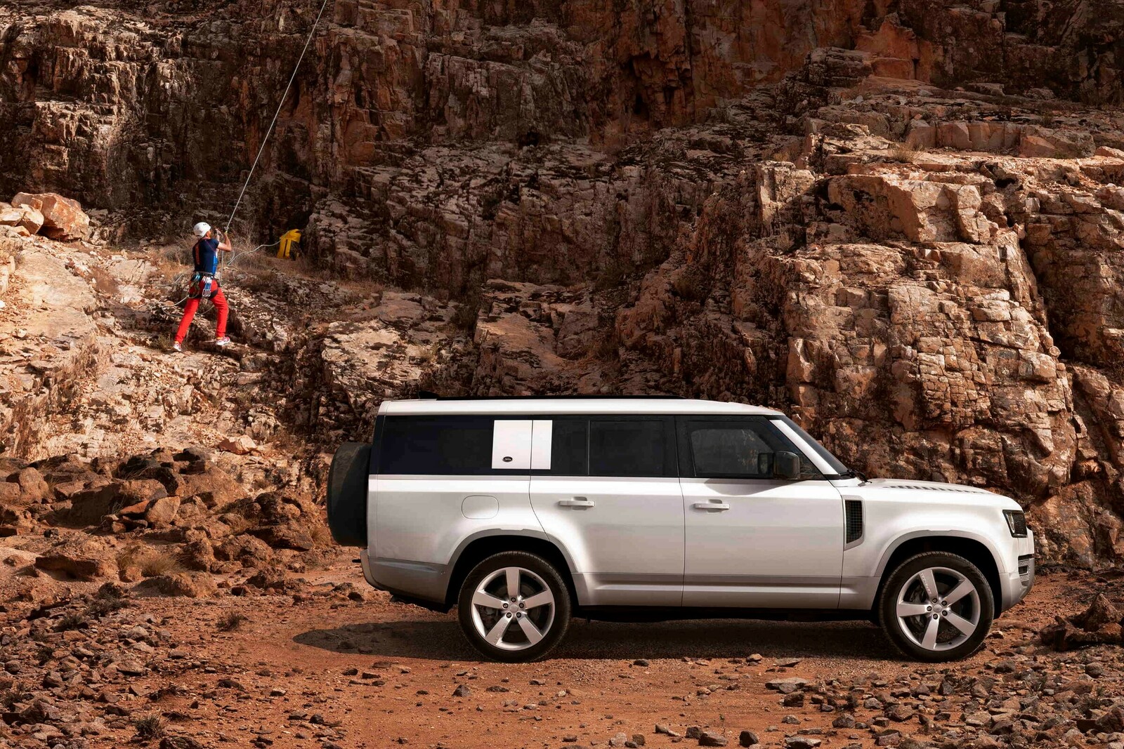 Ab sofort bietet Land Rover den Defender auch in der Langversion 130 an