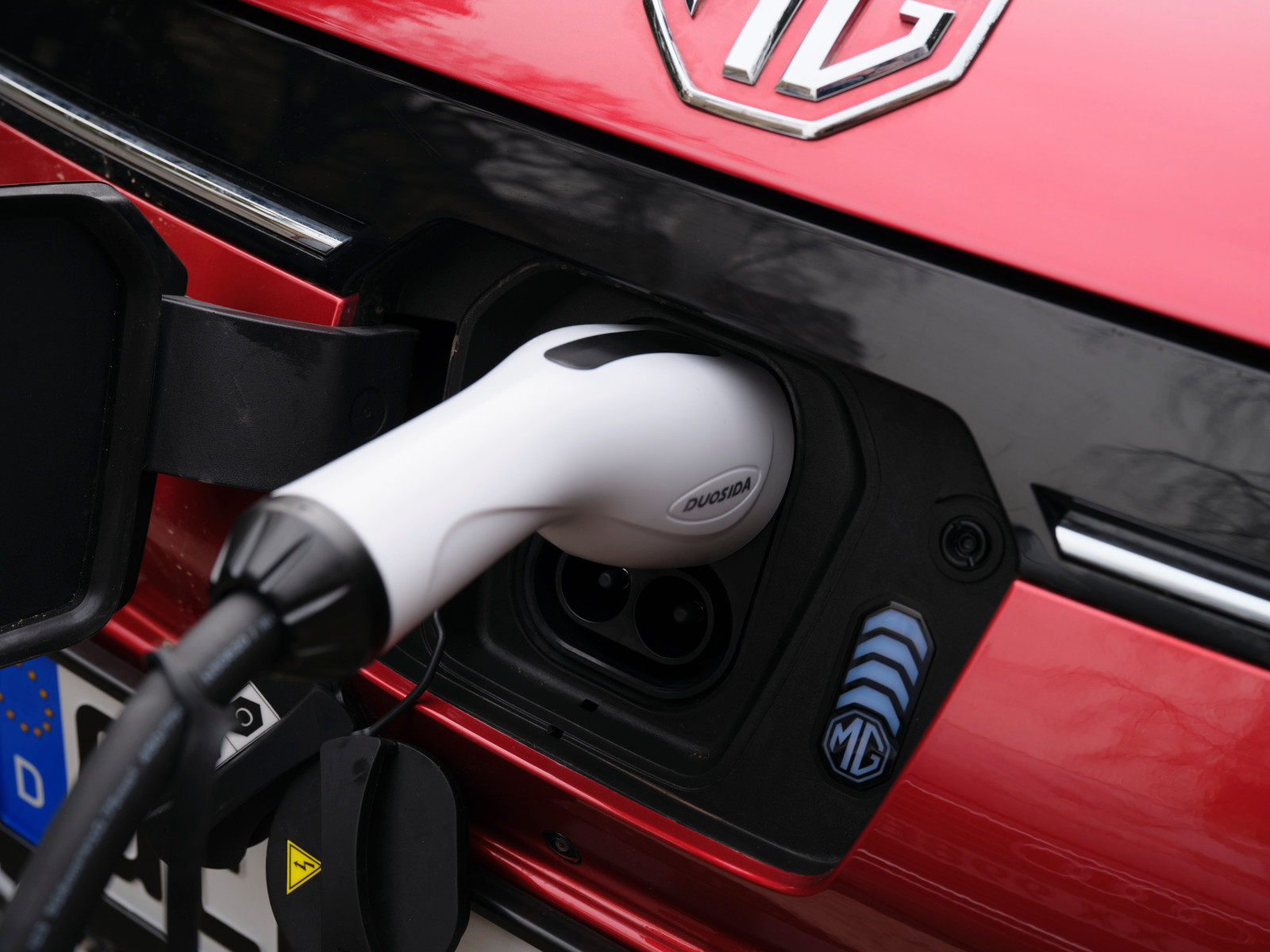 Plug-in-Hybride werden ab 2023 gar nicht mehr gefördert, für reine E-Autos sinken die Prämien.