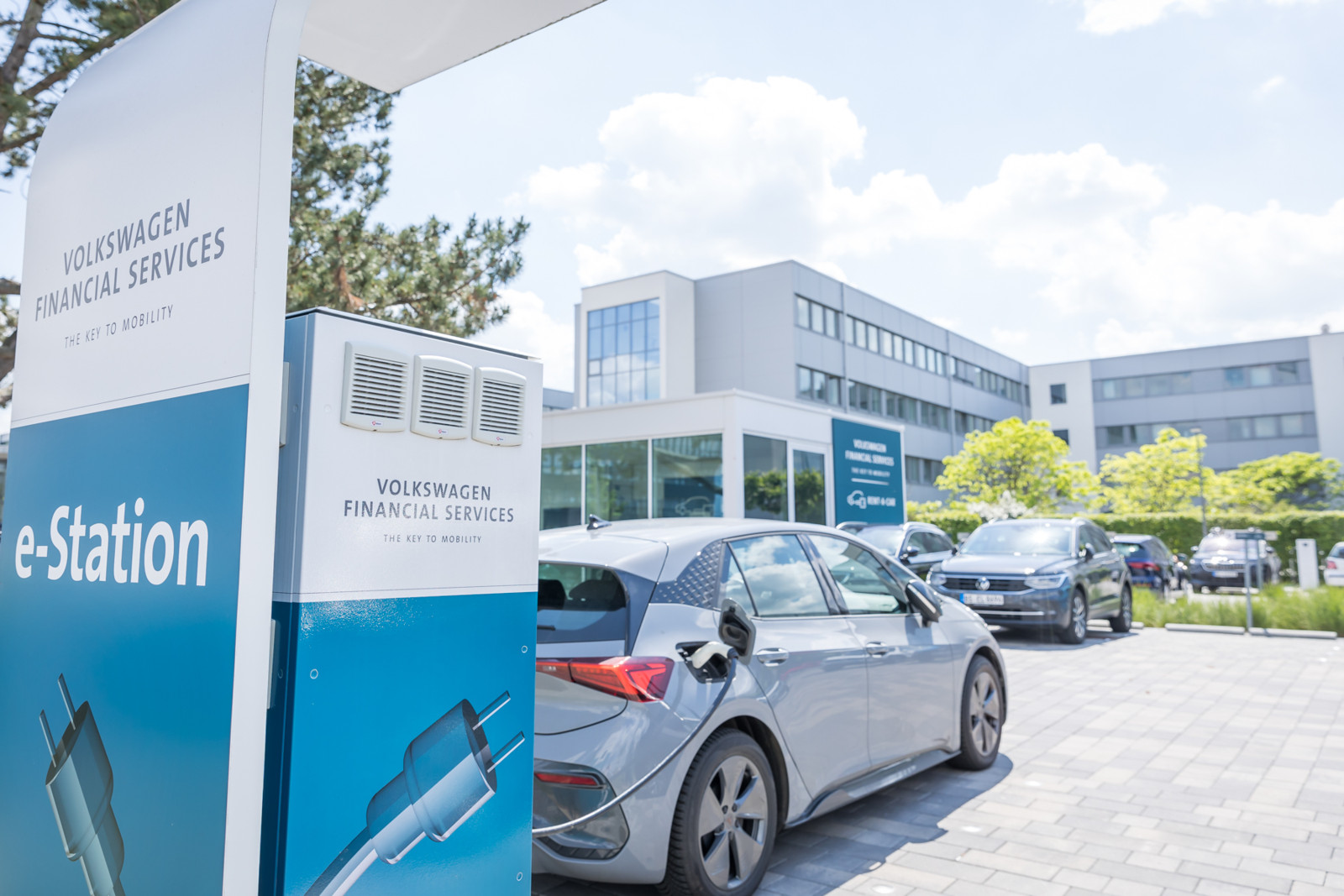Ladesäulen bei Volkswagen Financial Services in der Braunschweiger Zentrale