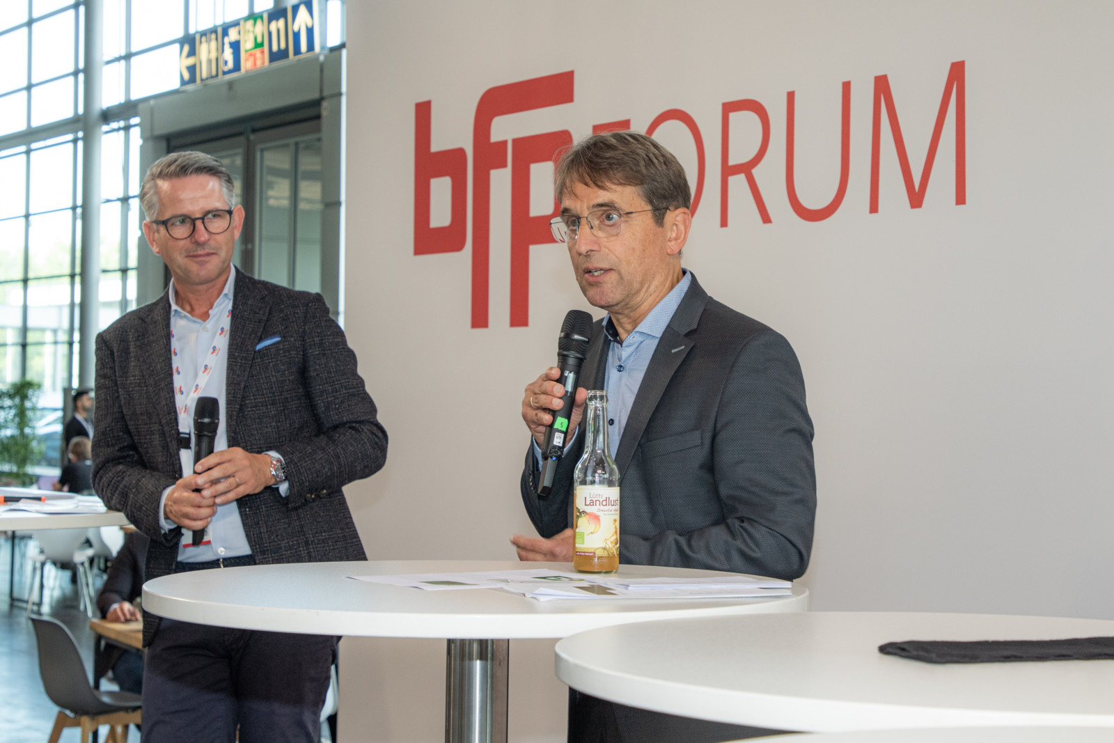 Stephan Lützenkirchen, Moderator und Konrad Weßner, CEO des ausführenden Instituts Puls Marktforschung.