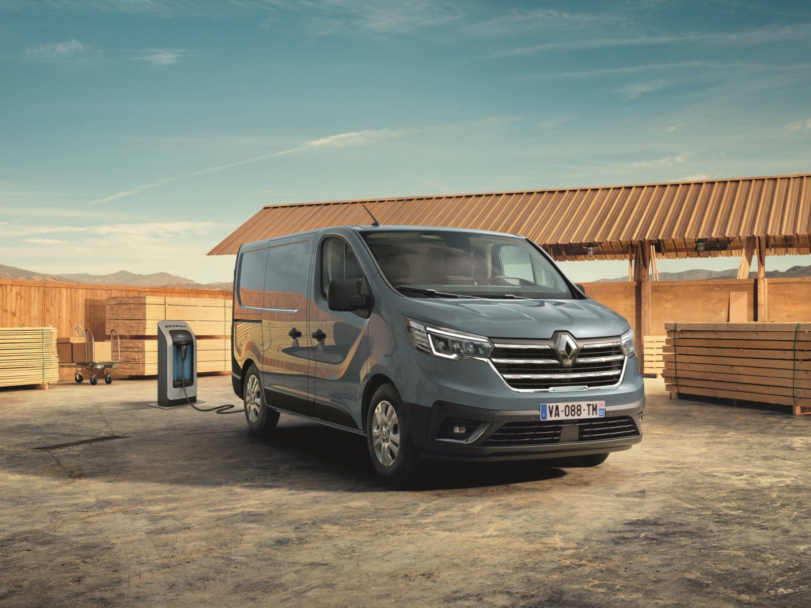 Mit dem Trafic E-Tech hat Renault einen beliebten Transporter seiner Marke elektrifiziert.