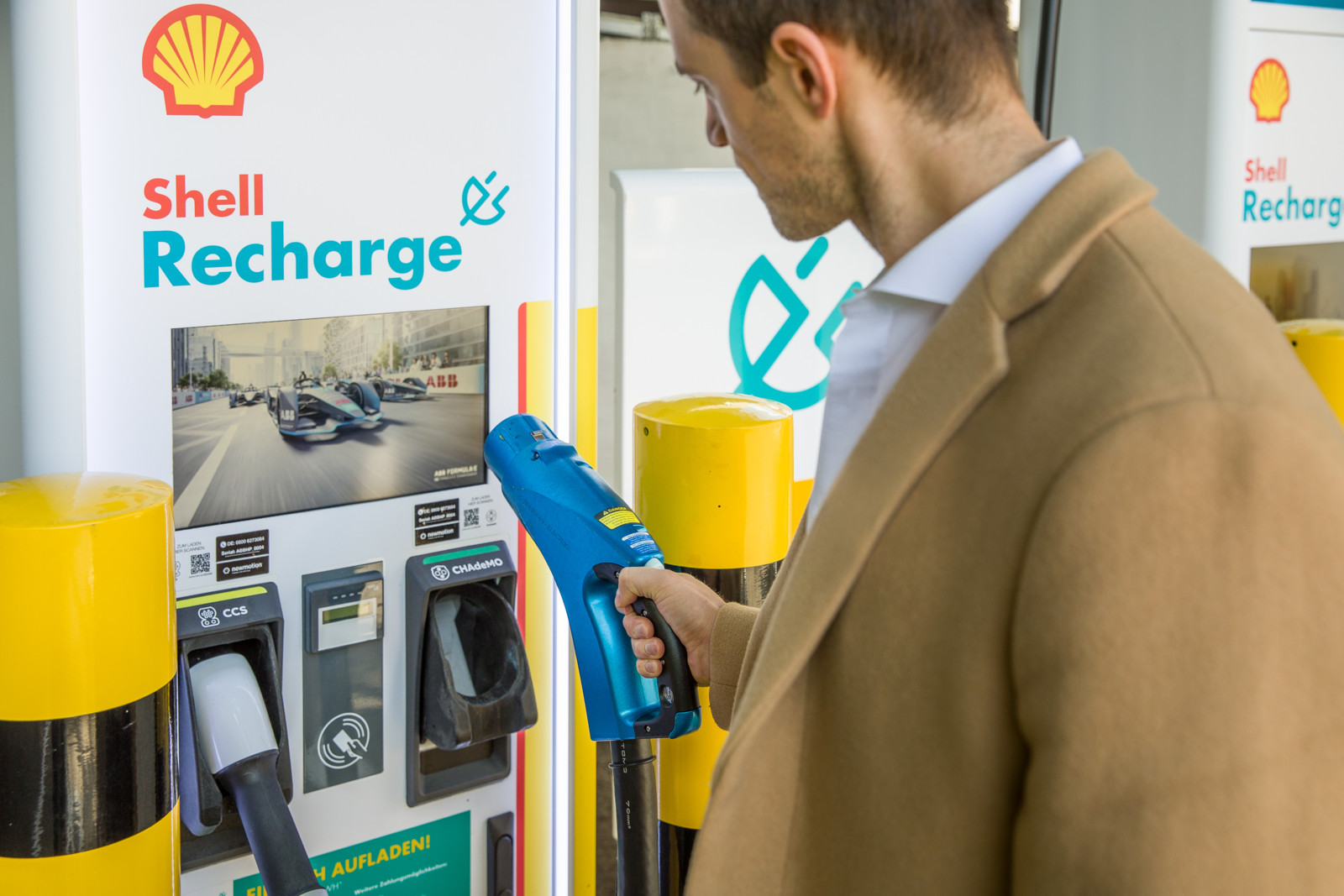 Kunden des Ladenetzbetreibers Shell Recharge zahlen keine Grundgebühr.. Dafür aber Transaktionsgebühren und nun 64 Cent pro Kilowattstunde.