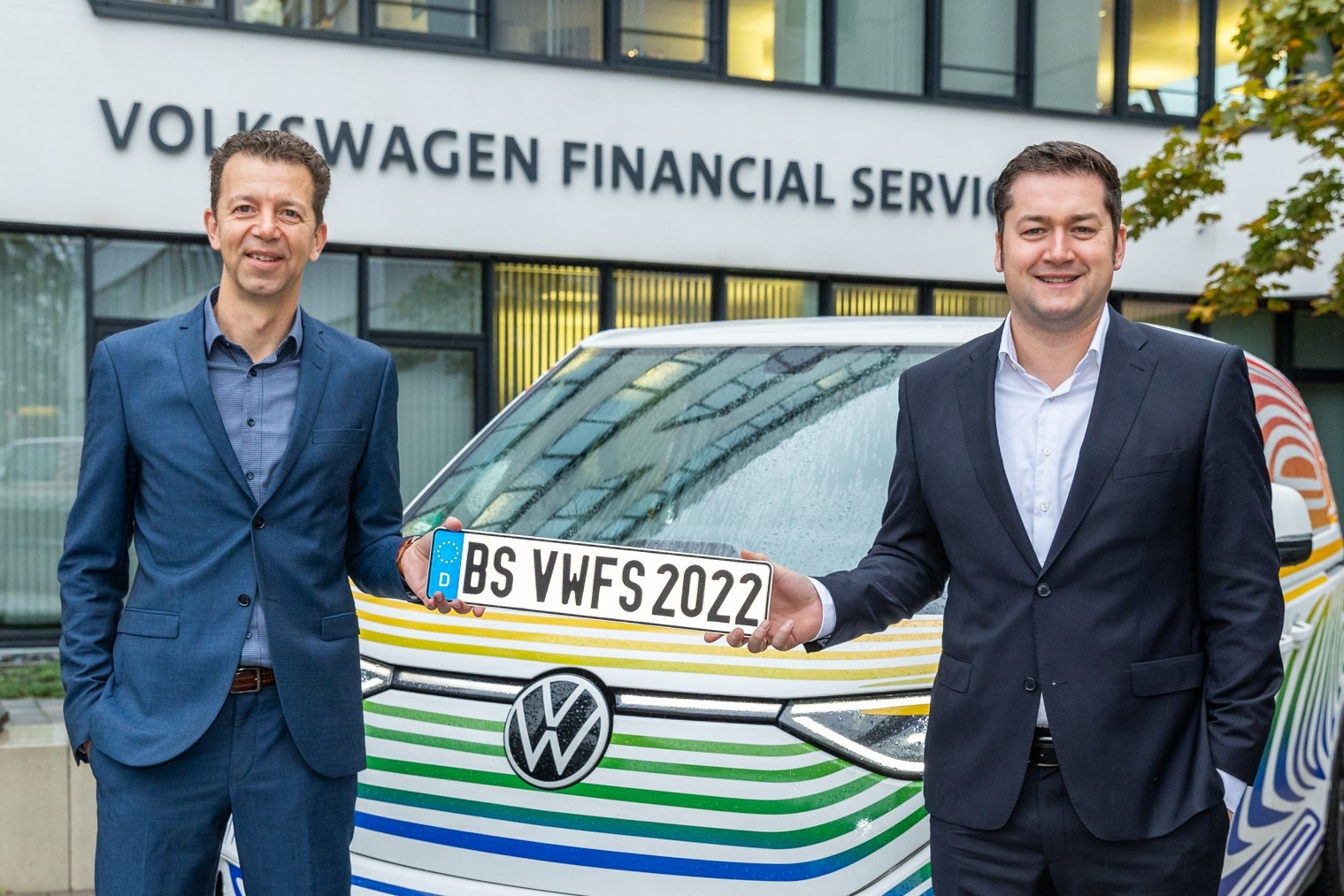 VWFS-Chef Christian Dahlheim und der Oberbürgermeister von Braunschweig, Thorsten Kornblum (von links).