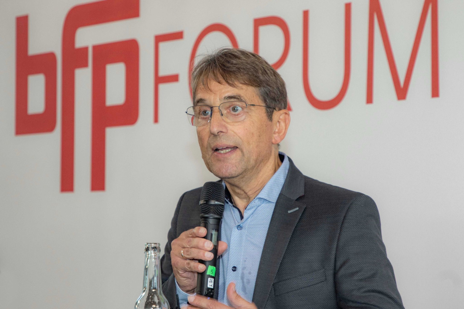 Dr. Konrad Weßner von Puls Marktforschung stellte auf dem bfp FORUM 2022 die Ergebnisse des 2. bfp Mobility BAROMETERs vor.