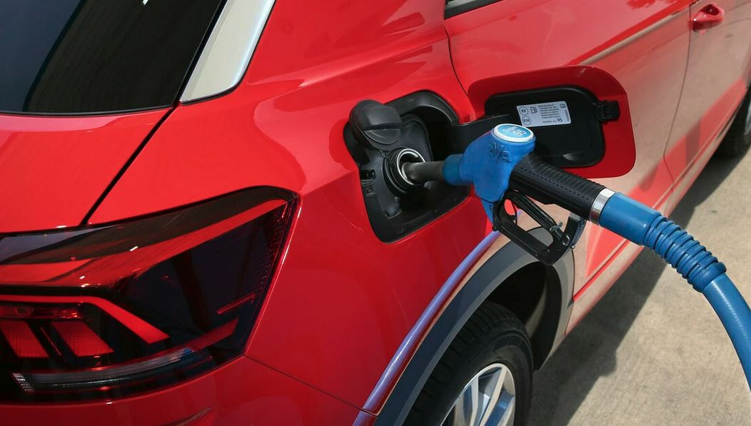 Die Preise für Benzin sind weiterhin günstiger: Trotz Erholung ist Super 95 rund 10 Cent billiger.