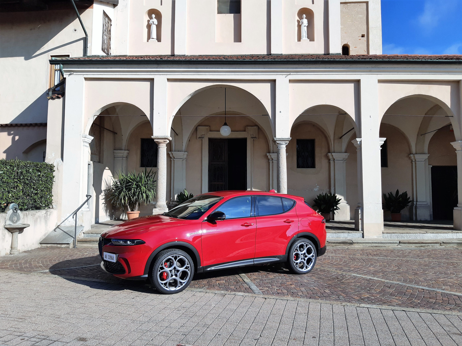 Der Alfa Romeo Tonale kommt jetzt auch als 280 PS starker Plug-in-Hybrid mit Allradantrieb.