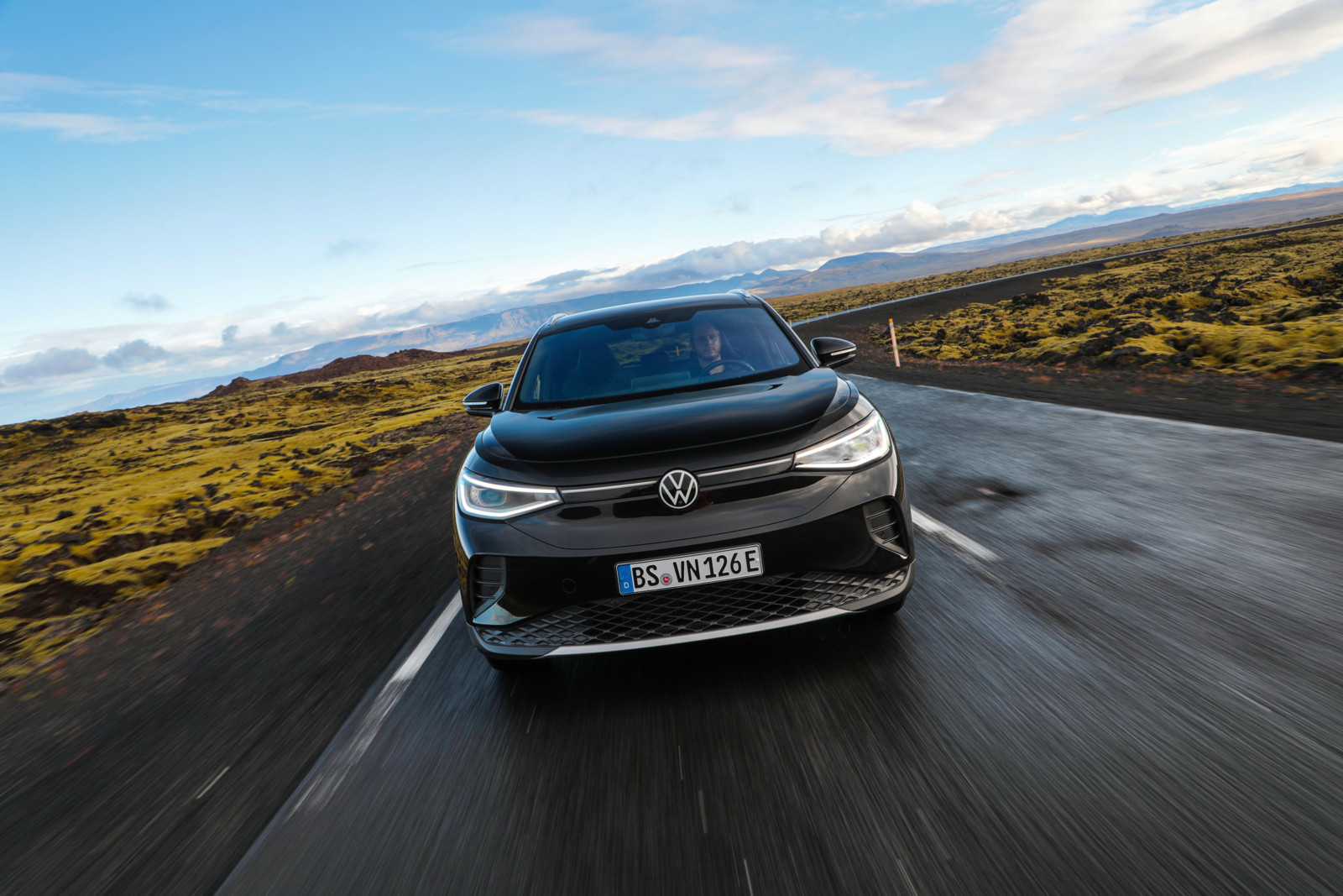 VW führt wieder eine günstigere Basis-Version seines Elektro-SUVs ID.4 ein.