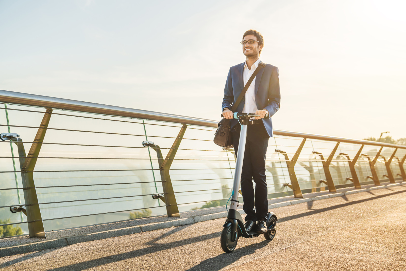 Micro-Mobility-Lösungen wie E-Scooter liegen auch in Unternehmen im Trend – beim betrieblichen Einsatz gilt es aber einiges zu beachten.
