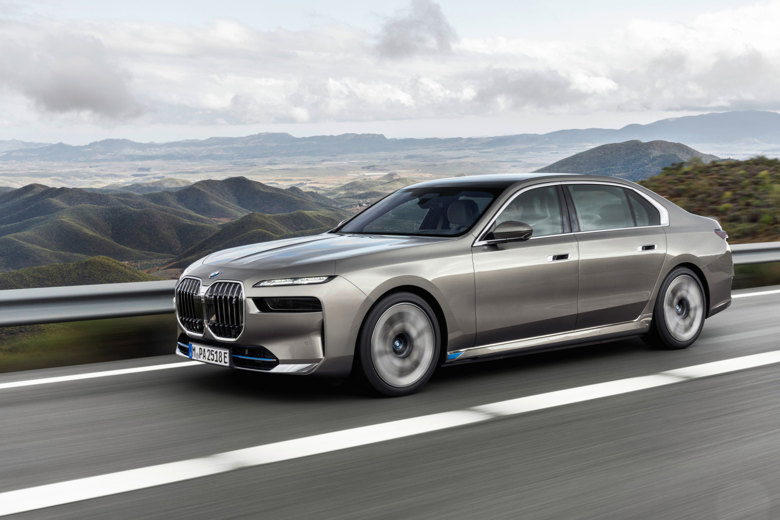 BMW spielt beim i7 optional und aus der Ferne die Features „Max Range“ sowie „Multi Contract Plug & Charge“ auf.
