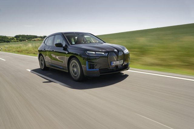 In Sachen Elektromobilität ist BMW laut einer aktuellen Auswertung Tesla auf den Fersen - allerdings mit Abstand.