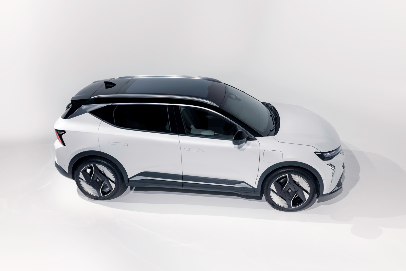 uf der IAA Mobility feiert die neue Generation des Renault Scénic als elektrisch angetriebener Crossover Premiere.