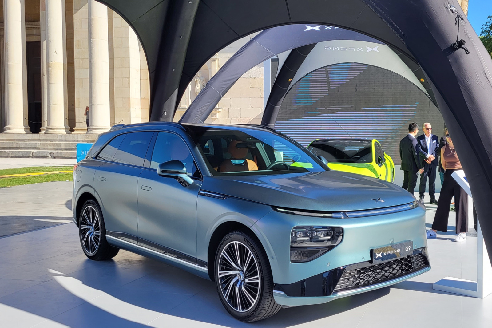 Xpeng konkretisiert seine Pläne für den Marktstart in Deutschland und stellt den E-SUV G9 sowie die Limousine P7 vor.